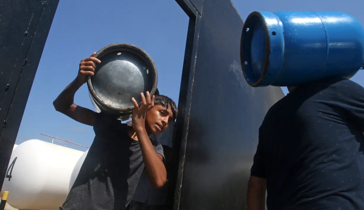 Warga Lebanon menunggu untuk mengisi tabung gas di tengah krisis ekonomi yang semakin parah di kota selatan Sidon, Selasa (10/8/2021). Krisis ekonomi yang dihadapi Lebanon diakui Bank Dunia sebagai salah satu yang terburuk di planet ini sejak pertengahan abad ke-19. (Mahmoud ZAYYAT/AFP)