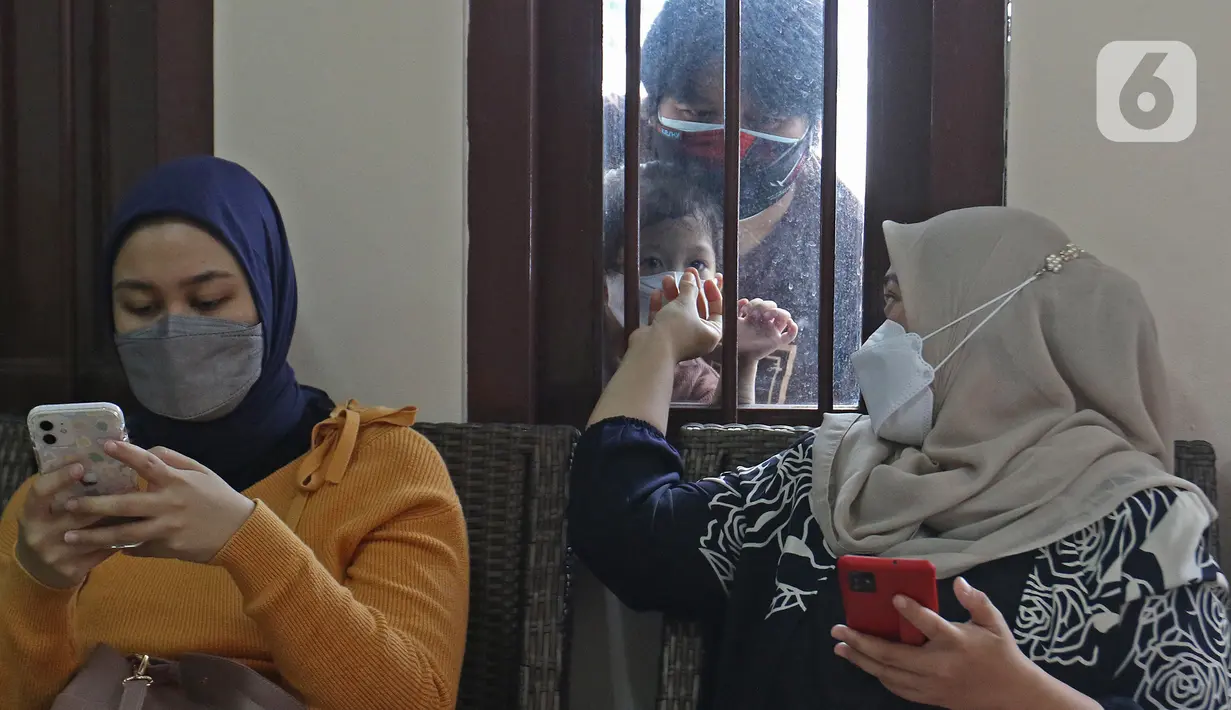 Sejumlah ibu hamil antre untuk melakukan vaksinasi Covid-19 di RSIA Tambak, Jakarta, Rabu (18/8/2021). Vaksinasi bagi ibu hamil dan menyusui yang dilakukan sekali dalam sepekan menggunakan vaksin jenis Sinovac ini dibatasi jumlahnya hanya 60 peserta. (Liputan6.com/Herman Zakharia)