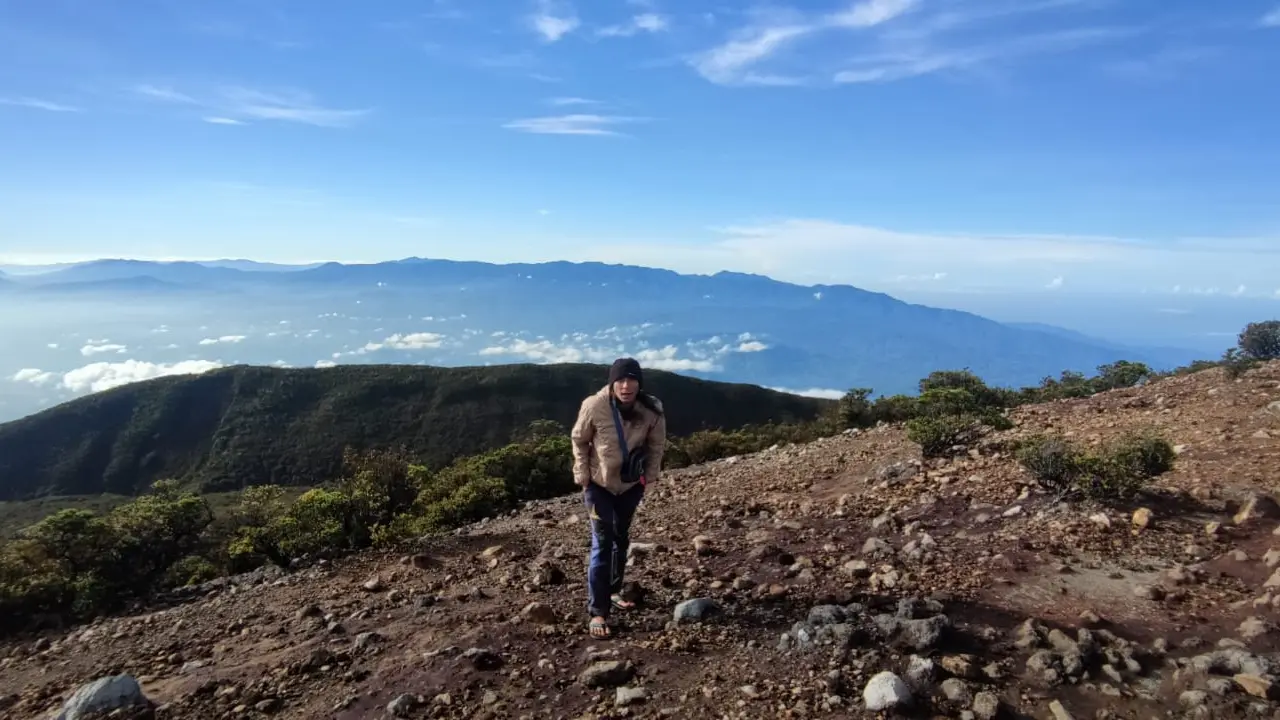 Pacu Adrenalin Mendaki Gunung Dempo Pagar Alam Saat Musim Hujan