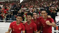 Pemain Timnas Indonesia U-19 merayakan kesuksesan lolos Piala AFC 2020 usai mengimbangi Korea Utara. (Liputan6.com/Helmi Fithriansyah)