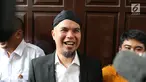 Tawa terdakwa perkara ujaran kebencian Ahmad Dhani saat menjalani sidang lanjutan di PN Jakarta Selatan, Senin (14/5). Majelis hakim menolak nota keberatan (eksepsi) Ahmad Dhani. (Liputan6.com/Immanuel Antonius)