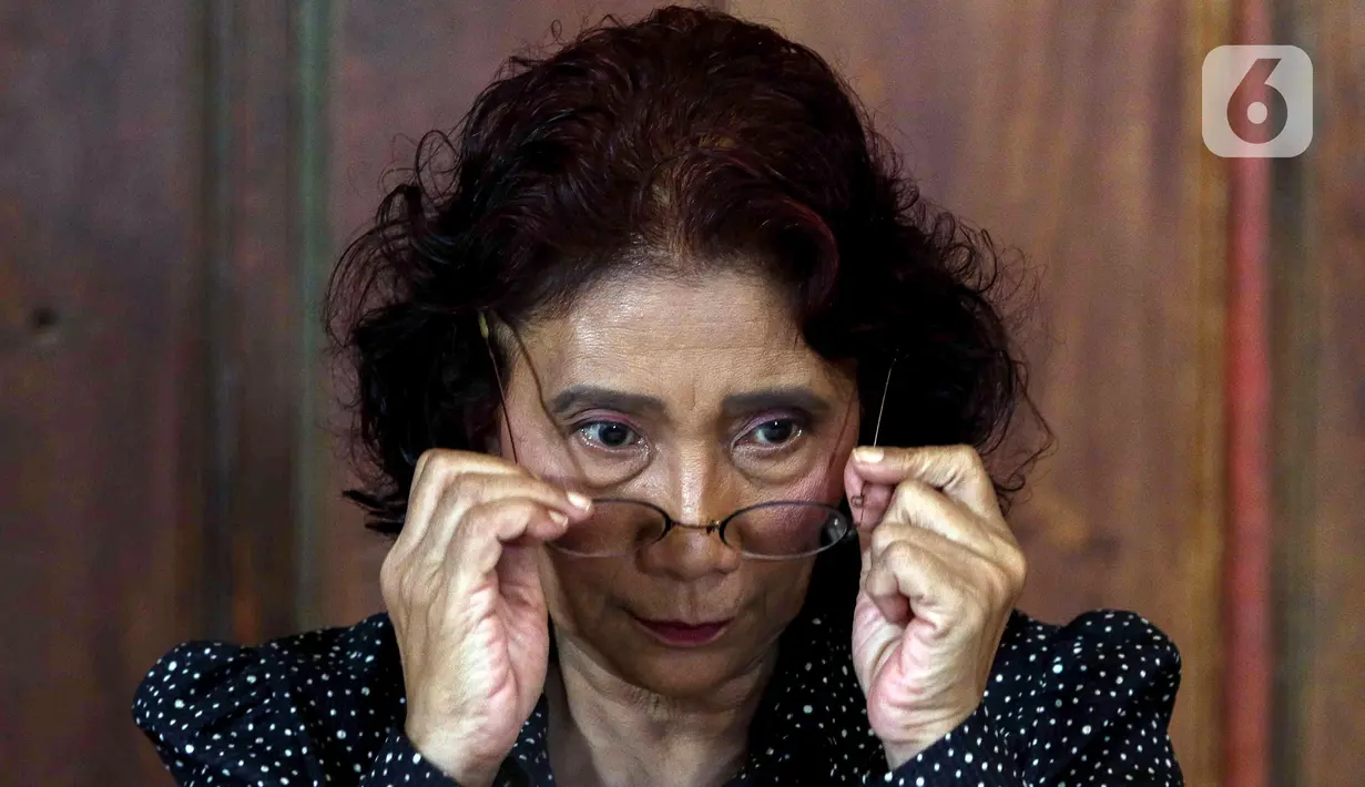Pemilik Susi Air Susi Pudjiastuti saat menyampaikan keterangan terkait pembakaran pesawat dan penyanderaan Pilot Capt Philip Mark Mehrtens di Jakarta, Rabu (1/3/2023). Susi Pudjiastuti meminta maaf atas kejadian pembakaran dan penyanderaan pilot Susi Air yang berdampak kepada terhentinya 40 persen operasional penerbangan di Papua dan berharap kelompok penyanderaan bisa membebaskan pilot tersebut. (Liputan6.com/Herman Zakharia)