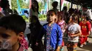 Sejumlah siswa-siswi tengah mengikuti karnaval di JIS Pondok Indah, Jakarta (24/10). Mereka berjalan mengelilingi sekolah dengan pakaian adat tradisional Indonesia. (Liputan6.com/Fery Pradolo)