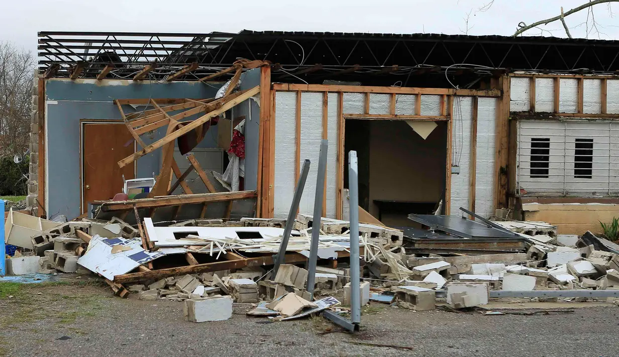 Sebuah bangunan rusak parah akibat tornado yang melanda Alabama, Sabtu (26/12/2015). Letnan Polisi Birmingham Sean Edwards mengatakan sedikitnya ada tiga orang dilarikan ke rumah sakit un¬tuk mendapatkan pengobatan luka ringan. (Reuters/ Marvin Gentry)