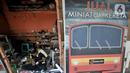Iskandar (52) menyelesaikan pembuatan miniatur kereta api di kawasan Manggarai, Jakarta, Kamis (21/11/2019). Kereta api buatan Iskandar ini telah menembus pasar hingga luar jawa, bahkan Singapura dan Brunei dengan omzet mencapai Rp22 juta per bulan. (merdeka.com/Iqbal S. Nugroho)