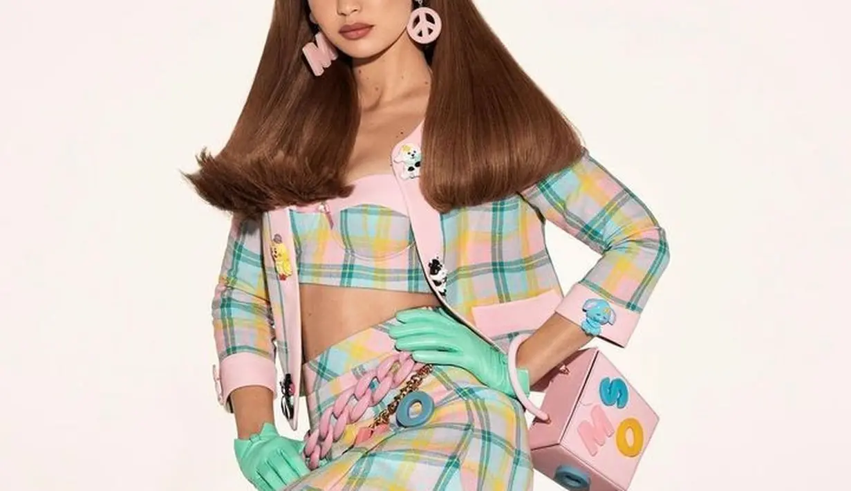 Gaya Gigi saat tampil dengan rok mini. Dengan set pakaian yang terdiri dari bra top dan cargigan motif kotak-kotak berwarna pastel. [Foto: @gigihadid]