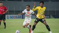 Winger Persija Jakarta, Riko Simanjuntak dengan gelandang Barito Putera, Bayu Pradana. (Media Persija).