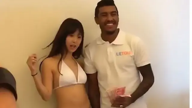 Pemain asal Brasil, Paulinho sempat berfoto bersama bintang porno Jepang
