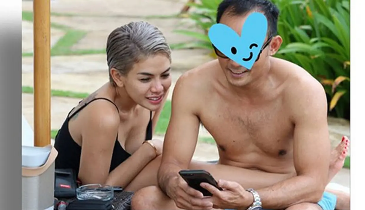 Keinginan menikah di Tanah Suci sejak lama diidamkan. Seperti diketahui, ia terakhir menikah dengan pria asal Selandia Baru, Sajad Ukra. Dari pernikahannya dikaruniai seorang anak, Azka Raqila Ukra. (Instagram/nikitamirzanimawardi_17)