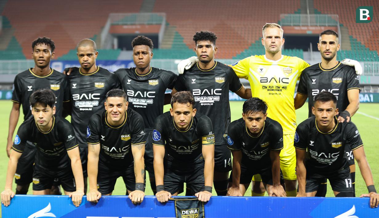 Skuad Dewa United ketika bertanding melawan Persebaya Surabaya pada pekan ke-24 BRI Liga 1 di Stadion Pakansari, Kabupaten Bogor, Jumat (21/2/2025) malam WIB. (Bola.com/Abdul Aziz)