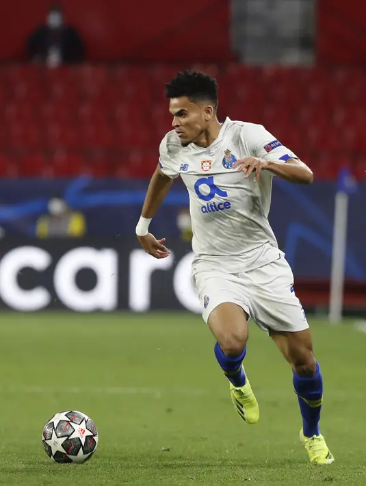 Penyerang Porto,  Luis Diaz membawa bola saat bertanding melawan Chelsea pada leg kedua perempat final Liga Champions di stadion Ramon Sanchez Pizjuan, Spanyol, Rabu (14/4/2021). Chelsea lolos ke semifinal usai mengandaskan Porto dengan agregat 2-1. (AP Photo/Angel Fernandez)