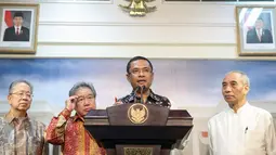 Menteri Perindustrian Saleh Husin memberikan keterangan pers pers di Istana Merdeka, Jakarta, Selasa (13/10/2015). Pemerintah akan mempertimbangkan usulan Gaikindo untuk mengurangi tarif Pajak Penjualan Barang Mewah. (Liputan6.com/Faizal Fanani) 