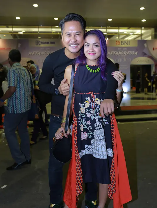 Rangkulan mesra Ernest untuk istrinya seakan mematahkan kabar tak sedap mengenai rumah tangga mereka. (Galih W. Satria/Bintang.com)