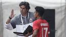 Pelatih Persija, Stefano Cugurra Teco, memberi arahan kepada Umanailo saat melawan Persegres pada laga Liga 1 Indonesia di Stadion Patriot, Bekasi, Sabtu (14/10/2017). Persija menang 5-0 atas Persegres. (Bola.com/M Iqbal Ichsan)