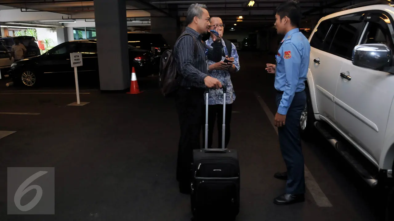 20151021-KPK Segel dan Bawa Sekoper Bukti dari Ruangan Dewie Limpo di DPR-Jakarta