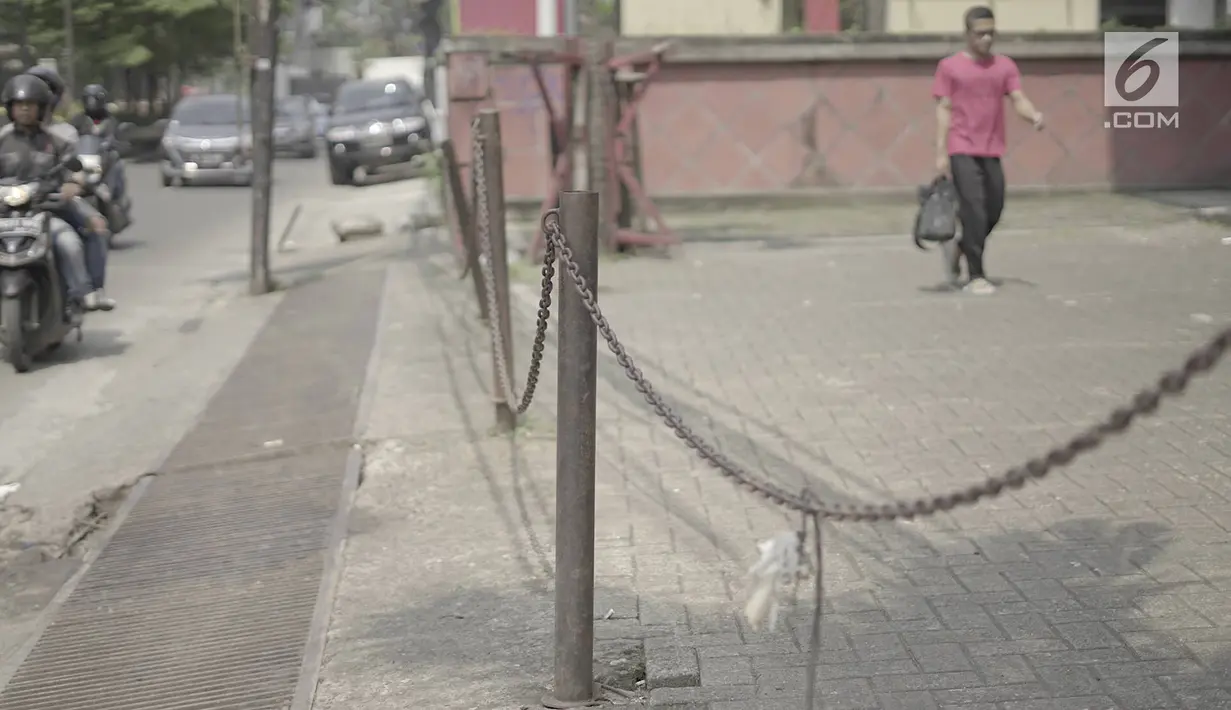 Suasana ruas jalan di kawasan Kemang, Jakarta, Minggu (12/5/2019). Rencana pembangunan fisik penataan ruang jalan atau pedestrian kawasan Kemang akan dimulai pada akhir Mei 2019 dengan tujuan menjadikan kawasan tersebut sebagai objek wisata. (Liputan6.com/Immanuel Antonius)