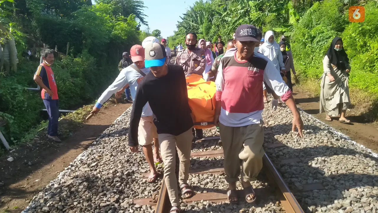 Wanita tanpa identitas  tertabrak Kereta  Sritanjung di Kelurahan Boyolangu Banyuwangi. (Hermawan Arifianto/Liputan6.com ).