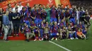 Pemain Barcelona berpose bersama usai laga melawan Alaves di Final Piala Raja Spanyol (Copa del Rey) di stadion Vicente Calderon, Spanyol, Minggu (28/5). Barca keluar sebagai pemenang dengan skor 3-1 atas Alaves. (AP Photo)