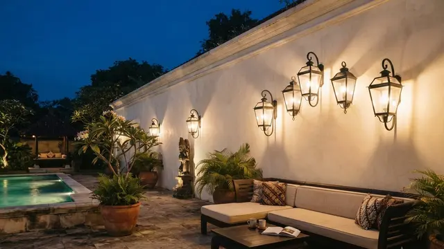 Area Santai Outdoor dengan Lampu Warm White