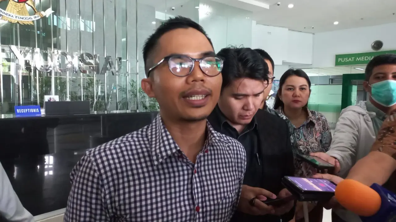 Gerakan Sadar Demokrasi dan Konstitusi (Gradasi) melaporkan tiga hakim Mahkamah Agung (MA) ke Komisi Yudisial (KY), terkait perubahan syarat batas minimal usia calon kepala daerah melalui putusan nomor 23 P/HUM/2024.