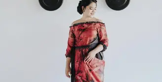 Kahiyang ayu dikenal dengan gaya fashionnya yang selalu curi atensi. Kali ini dengan dress bernuansa dominasi merah, ia mengenakan gaun karya Arturro Bali. [Foto: Instagram/ Kahiyang Ayu]