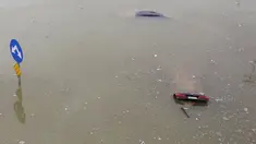  Mobil terendam air karena banjir yang terjadi di Riyadh, Arab Saudi, (25/11). Hujan lebat yang mengguyur kota Riyadh menyebabkan banjir di sejumlah titik. (REUTERS/Faisal Al Nasser)