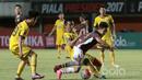 Bayu Pradana (tengah) menghadang laju pemain Gresik United pada partai kedua Grup 1 Piala Presiden 2017 di Stadion Maguwoharjo, Sleman, Sabtu (4/2/2017). Mitra Kukar menang 1-0. (Bola.com/Nicklas Hanoatubun)