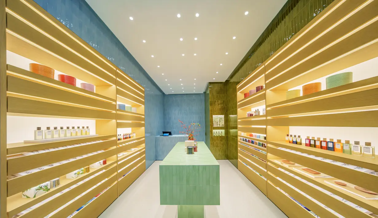 Ruang butik ditata dengan sangat ringkas namun imersif. Butik ini membangkitkan konsep ritel yang atraktif penuh warna. Sebuah arsip botani yang terinspirasi dari alam, menampilkan koleksi lengkap wewangian LOEWE Botanical Rainbow dan rangkaian LOEWE Home Scents./ Foto : doc LOEWE Perfumes.