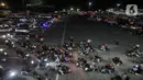 <p>Pemudik sepeda motor saat antre memasuki kapal di Pelabuhan Merak, Cilegon, Banten, Sabtu (30/4/2022) dini hari. Antrean pemudik sepeda motor masih mewarnai arus mudik di Pelabuhan Merak pada H-2 Lebaran atau Puncak Arus Mudik yang terjadi hari ini. (merdeka.com/Iqbal S. Nugroho)</p>