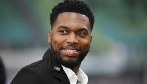 Mantan pemain Inggris dan komentator televisi, Daniel Sturridge, memperhatikan jalannya pertandingan leg kedua semifinal Liga Champions UEFA antara Inter Milan dan FC Barcelona di stadion San Siro di Milan pada 6 Mei 2025. (PIERO CRUCIATTI/AFP)