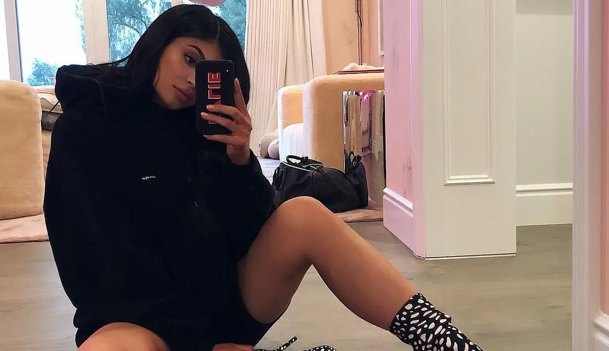 Potret tersebut membuktikan bahwa Kylie benar-benar menjaga tubuhnya usai melahirkan Stormi. (instagram/kyliejenner)