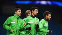 Pemain Borussia Munchengladback, Julian Korb dan Lars Stindl sedang berlatih di Etihad Stadium menjelang laga melawan Manchester City di Liga Champions, Rabu (9/12/2015) dini hari WIB. (AFP/Laurence Griffiths).