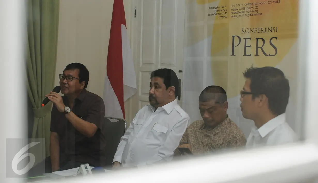 Perwakilan SETARA Institute, Bonar Tigor Naipospos (kiri) memberi keterangan jelang peluncuran website http://change.org/seruan bersama di Jakarta, Selasa (1/11). Seruan berisi ajakan menjaga perdamaian saat Pilkada. (Liputan6.com/Helmi Fithriansyah)