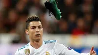 Megabintang  Real Madrid, Cristiano Ronaldo menendang sepatunya ke udara setelah terjatuh akibat dijegal oleh bek Juventus, Stephan Lichsteiner pada leg kedua babak perempat final Liga Champions di Santiago Bernabeu, Rabu (11/4). (AP/Francisco Seco)