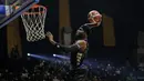 Pebasket Rans PIK Basketball, Laquavius Cotton beraksi saat IBL All Star 2022 Dunk Contest di Hall Basket GBK, Senayan, Kamis (31/03/2022). (Bola.com/Bagaskara Lazuardi)