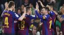 Para pemain Barcelona merayakan gol yang dicetak oleh Lionel Messi ke gawang Real Betis pada laga La Liga 2019 di Stadion Benito Villamarin, Minggu (17/3). Barcelona menang 4-1 atas Real Betis. (AP/Miguel Morenatti)
