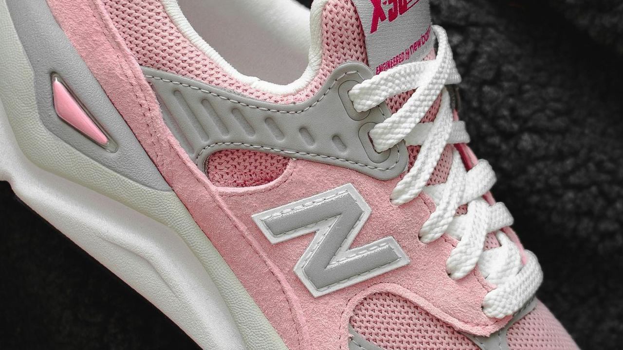 <b>Sepatu dengan Warna Pink</b>