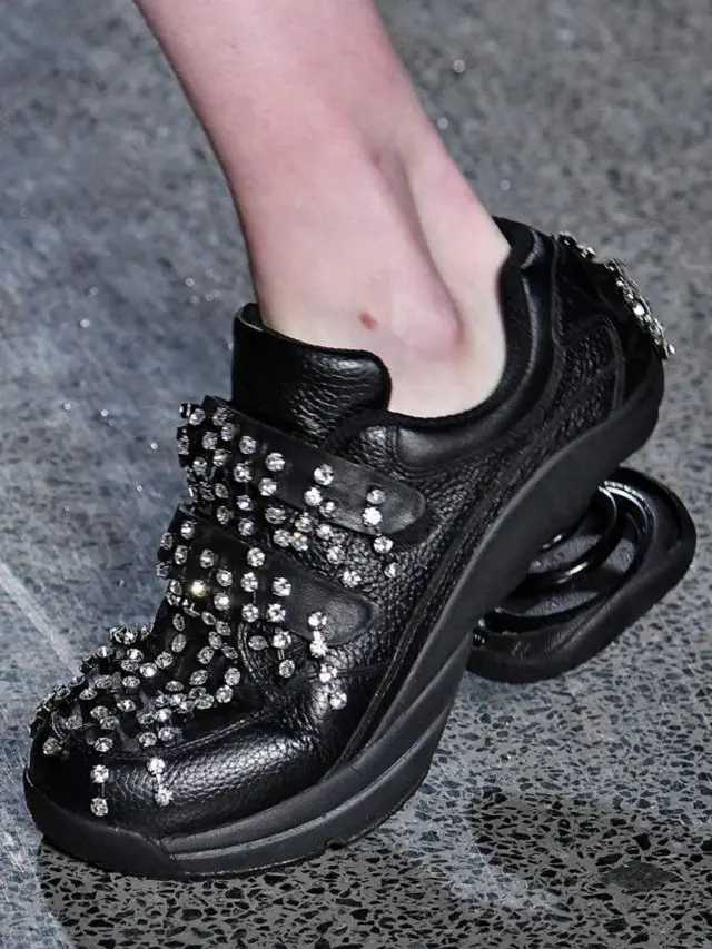 [Bintang] Jauh dari Kesan Monoton, Hiasi Sneakers dengan Detail Berkilau yang Menawan