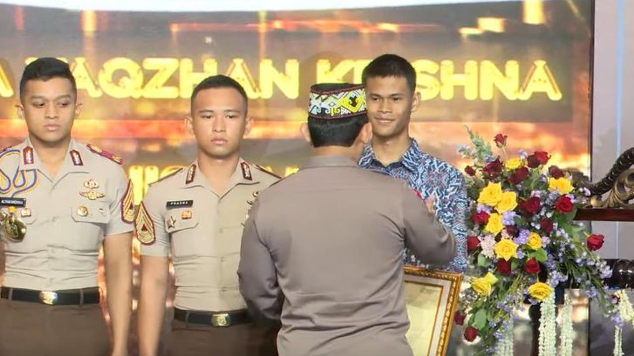 Di atas panggung saat menerima penghargaan, rupanya Satrio sempat mengobrol bersama Listyo Sigit.