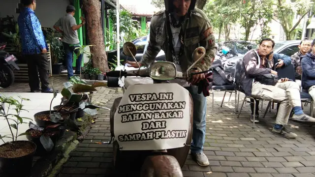 Dimas Bagus Wijanarko berencana melakukan perjalanan dari Jakarta ke Bali menggunakan vespa