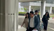 Mantan stafsus eks Mendikbudristek Nadiem Makarim, Fiona Handayani (FH) (batik krem) memenuhi panggilan Kejagung terkait kasus dugaan tindak pidana korupsi pengadaan digitalisasi pendidikan Kemendikbudristek Tahun 2019-2023. (Liputan6.com/ Nanda Perdana Putra)