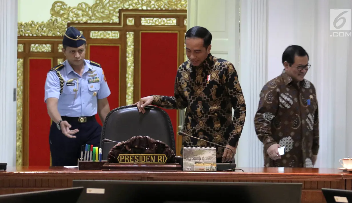 Presiden Jokowi saat akan memimpin Rapat Terbatas Evaluasi Proyek Strategis Nasional, Jakarta, Senin (16/4). Jokowi mengatakan proyek strategis nasional yang mulai dikerjakan pada 2018 agar segera dieksekusi. (Liputan6.com/Angga Yuniar)