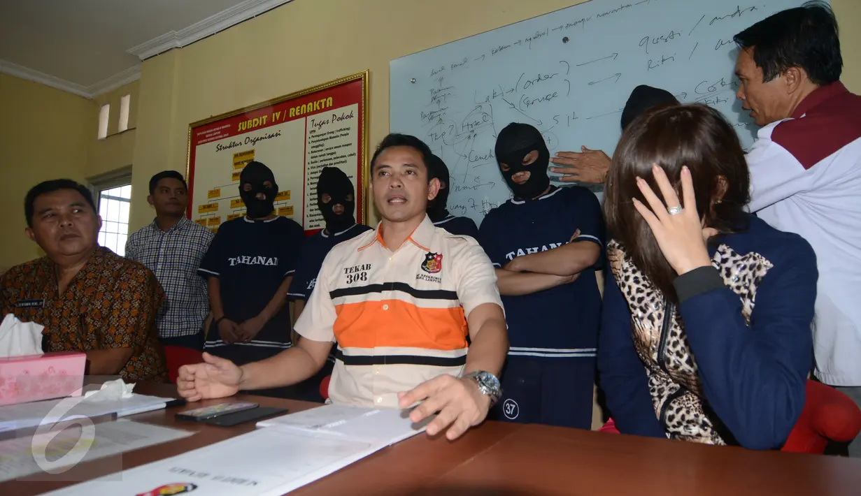  Kasubdit IV Renakta Polda Lampung Ajun Komisaris Besar Ferdyan Indra Fahmi (tengah) saat menceritakan kronologis penangkapan penyanyi dangdut Hesty “klepek klepek“di sebuah hotel bintang empat di Kota Bandar lampung, (19/2). (Istimewa)