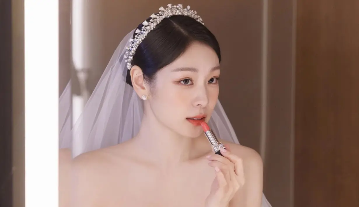 <p>Potret Kim Yuna saat berada di ruang rias. Dia sudah mengenakan busana pengantin lengkap dengan veilnya. (Foto: Instagram/ yunakim)</p>