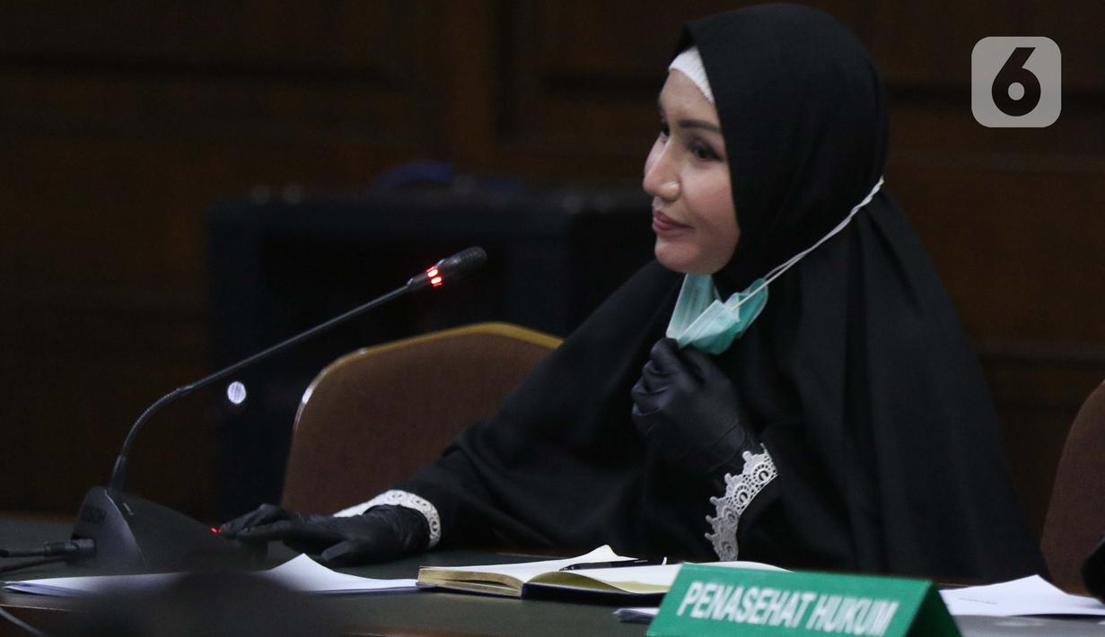 Terdakwa dugaan suap dan tindak pidana pencucian uang terkait kepengurusan fatwa untuk Djoko Tjandra di Mahkamah Agung, Pinangki Sirna Malasari saat menjalani sidang di Pengadilan Tipikor Jakarta, Senin (2/11/2020). Sidang mendengar keterangan saksi-saksi. (Liputan6.com/Helmi Fithriansyah)