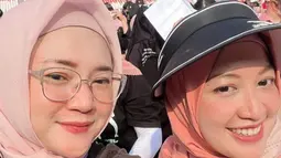 Sudah menarik diri dari dunia hiburan, Maissy memang jarang mengumbar kehidupan pribadinya di media sosial. Meski sibuk dengan pekerjaan dan mengurus rumah tangga, Maissy masih bisa menyempatkan waktu untuk menyenangkan diri sendiri dengan menonton konser girlgrup favoritnya. (Liputan6.com/IG/@pramaisshelarinda.md)