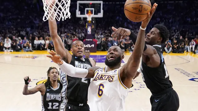 LeBron James masih bisa melanjutkan pertandingan meski alat vitalnya dipukul Brooks