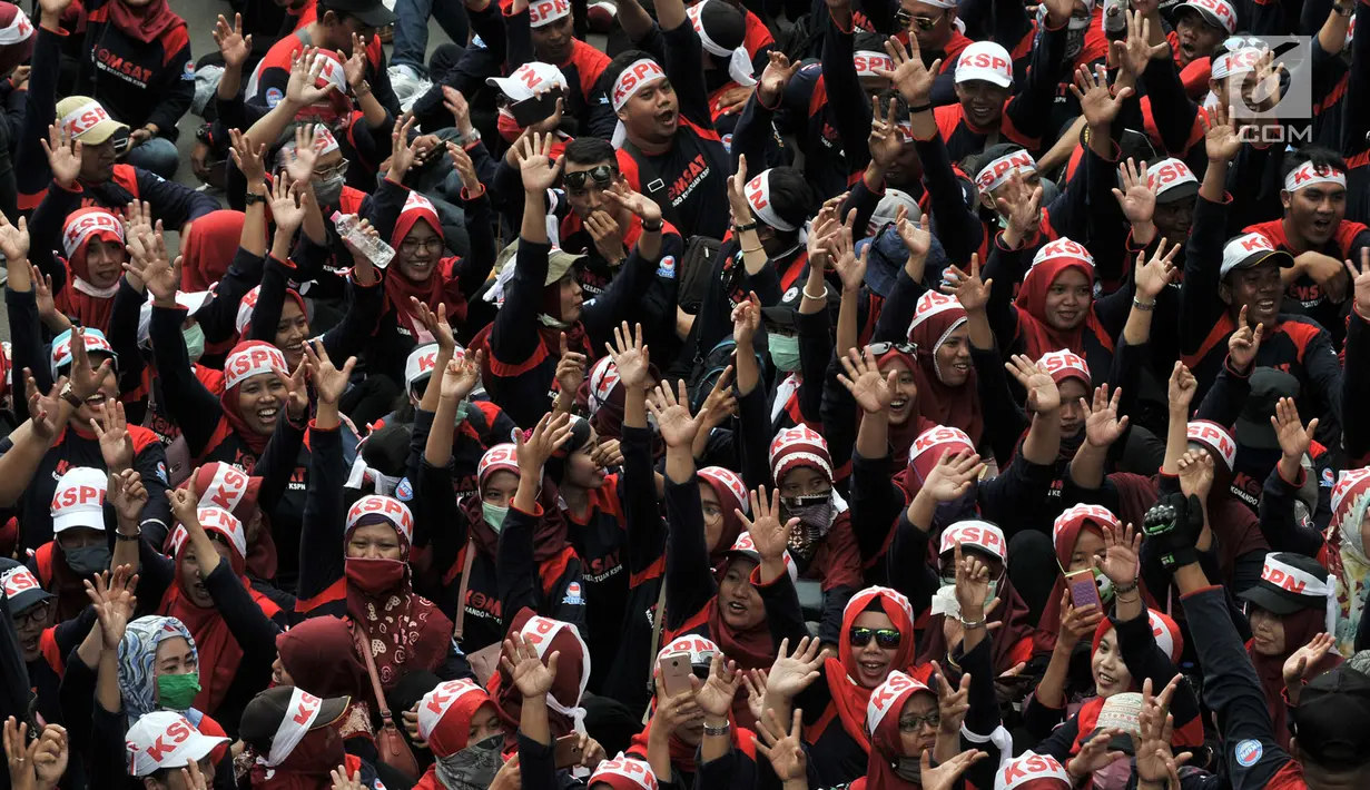 Peserta aksi dari sejumlah elemen buruh mengikuti aksi memperingati Hari Buruh Sedunia di kawasan Jakarta, Rabu (1/5/2019). Buruh dari berbagai daerah di Jabodetabek serentak turun ke jalan menuju Istana Negara untuk menyuarakan 7 tuntutan. (merdeka.com/Iqbal S Nugroho)