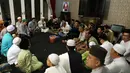 Lantuanan ayat  suci terdengar untuk mengirimkan doa pada perempuan yang meninggal dunia pada usia 36 tahun itu. Suasana khusu dalam acara tahlilan malam ketiga sepeninggal pelantun lagu Belah Duren tersebut. (Nurwahyunan/Bintang.com)