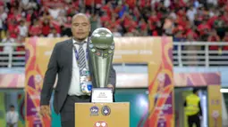 Trofi juara Piala AFF U-19 diletakkan di pinggir lapangan jelang dimulainya laga final Piala AFF U-19 2024 antara Timnas Indonesia U-19 menghadapi Thailand U-19 di Stadion Gelora Bung Tomo, Surabaya, Senin (29/7/2024). (Bola.com/Bagaskara Lazuardi)